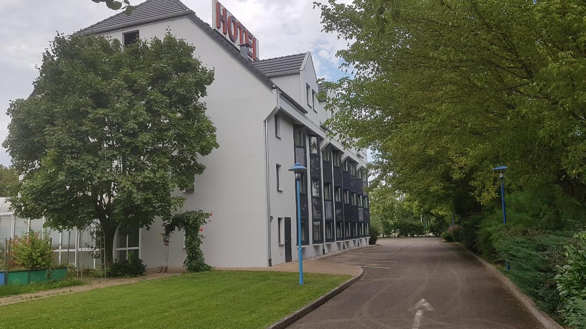 Hotel Restaurant La Tour Romaine - Haguenau - Strasbourg Nord Schweighouse-sur-Moder Eksteriør bilde