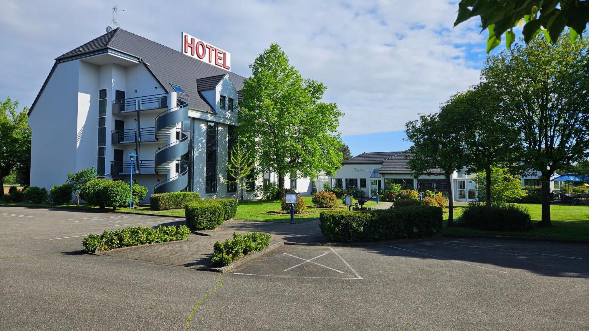 Hotel Restaurant La Tour Romaine - Haguenau - Strasbourg Nord Schweighouse-sur-Moder Eksteriør bilde